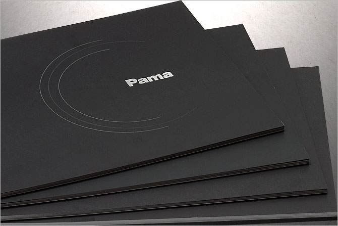 黑眼睛廣告為Pama印刷的產品畫冊封面實拍效果，logo燙銀工藝
